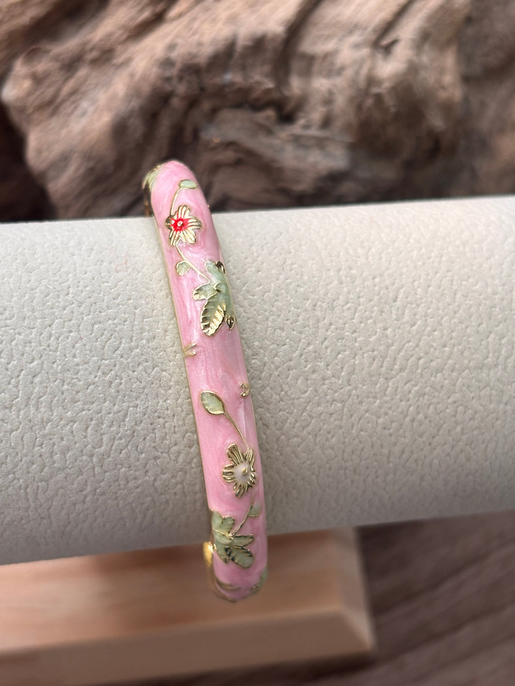 Bracelet jonc rigide à ressort émaillé fleuri Thaïlandais– Jonc doré émail floral