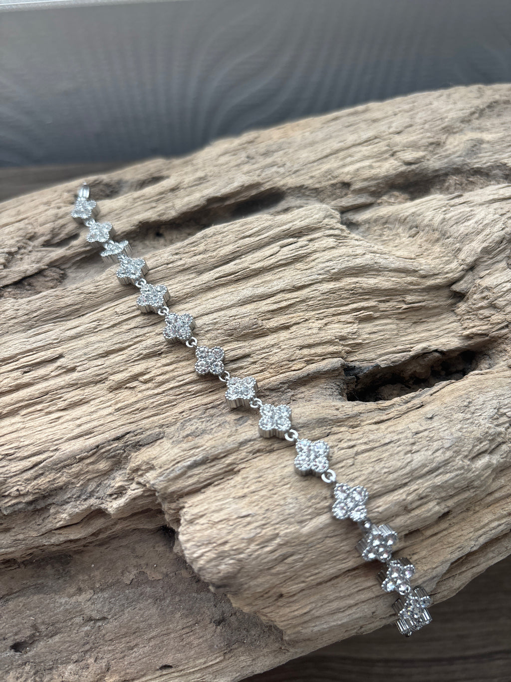 Bracelet Duchesse en acier inoxydable doré avec strass – bijou royal femme chic
