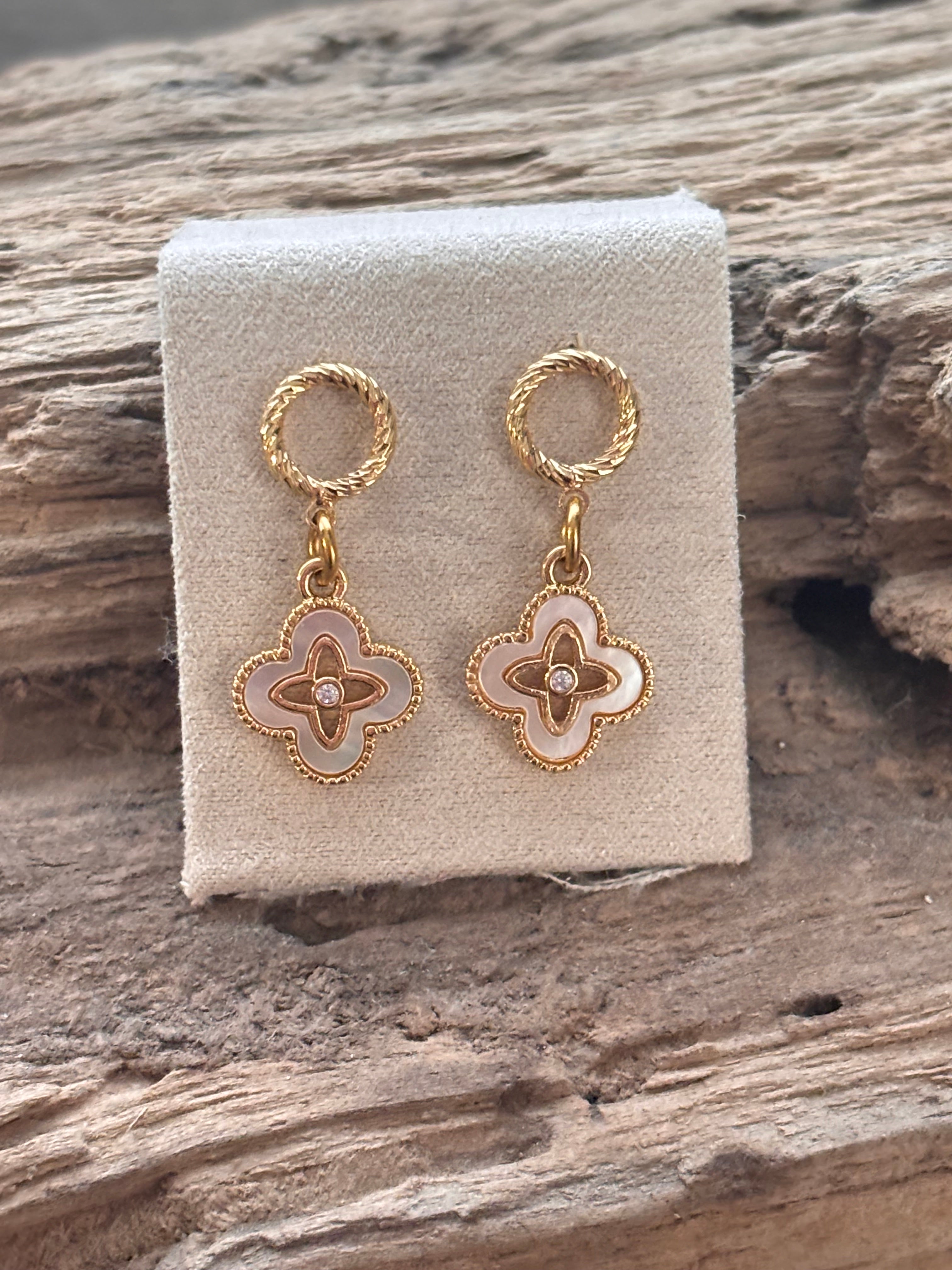 🍀Boucles d’oreilles trèfles nacré 🍀