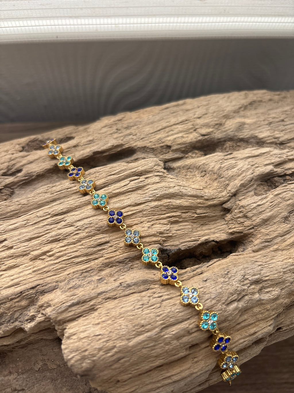 Bracelet Duchesse en acier inoxydable doré avec strass – bijou royal femme chic