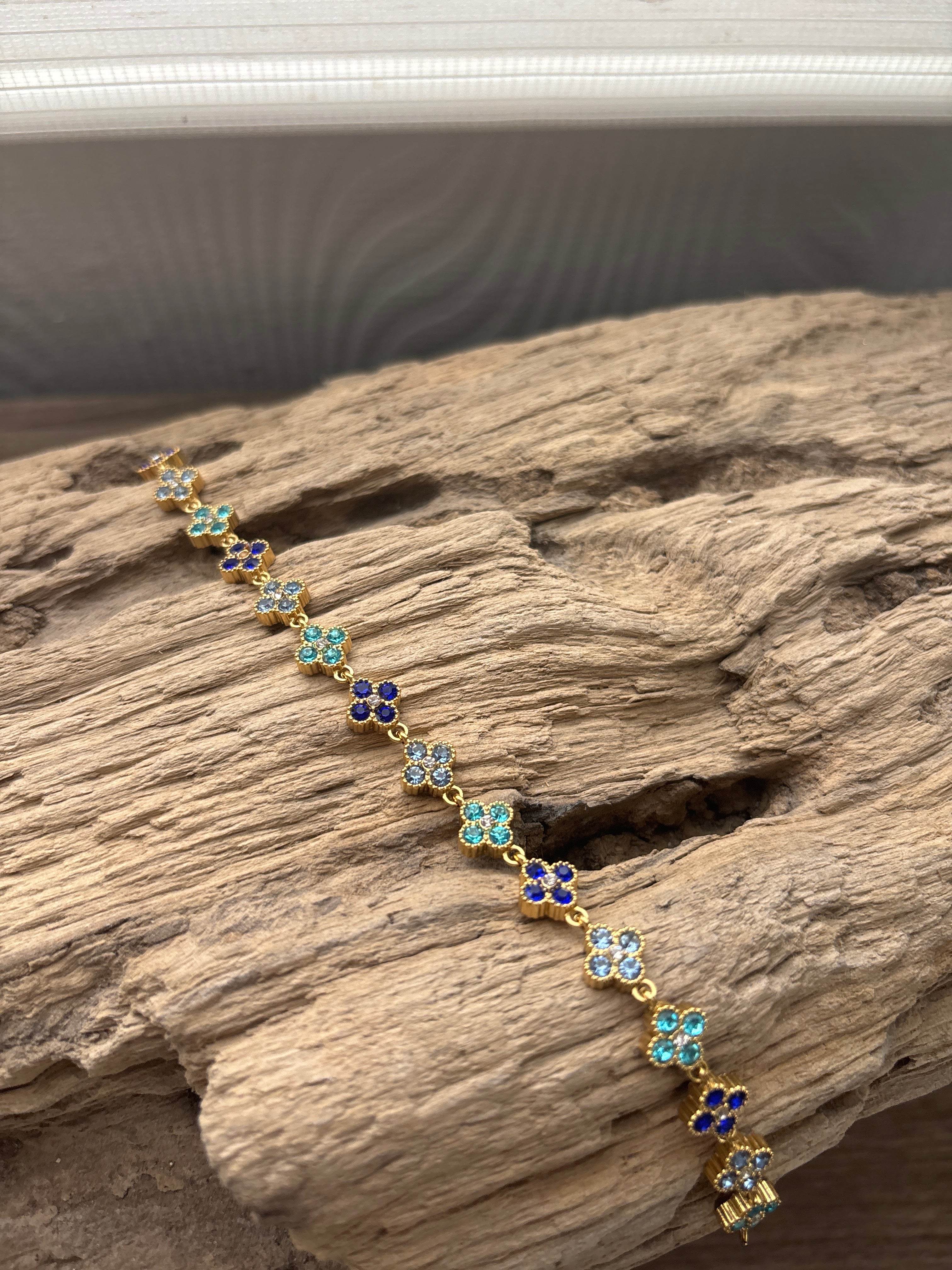 Bracelet Duchesse en acier inoxydable doré avec strass – bijou royal femme chic
