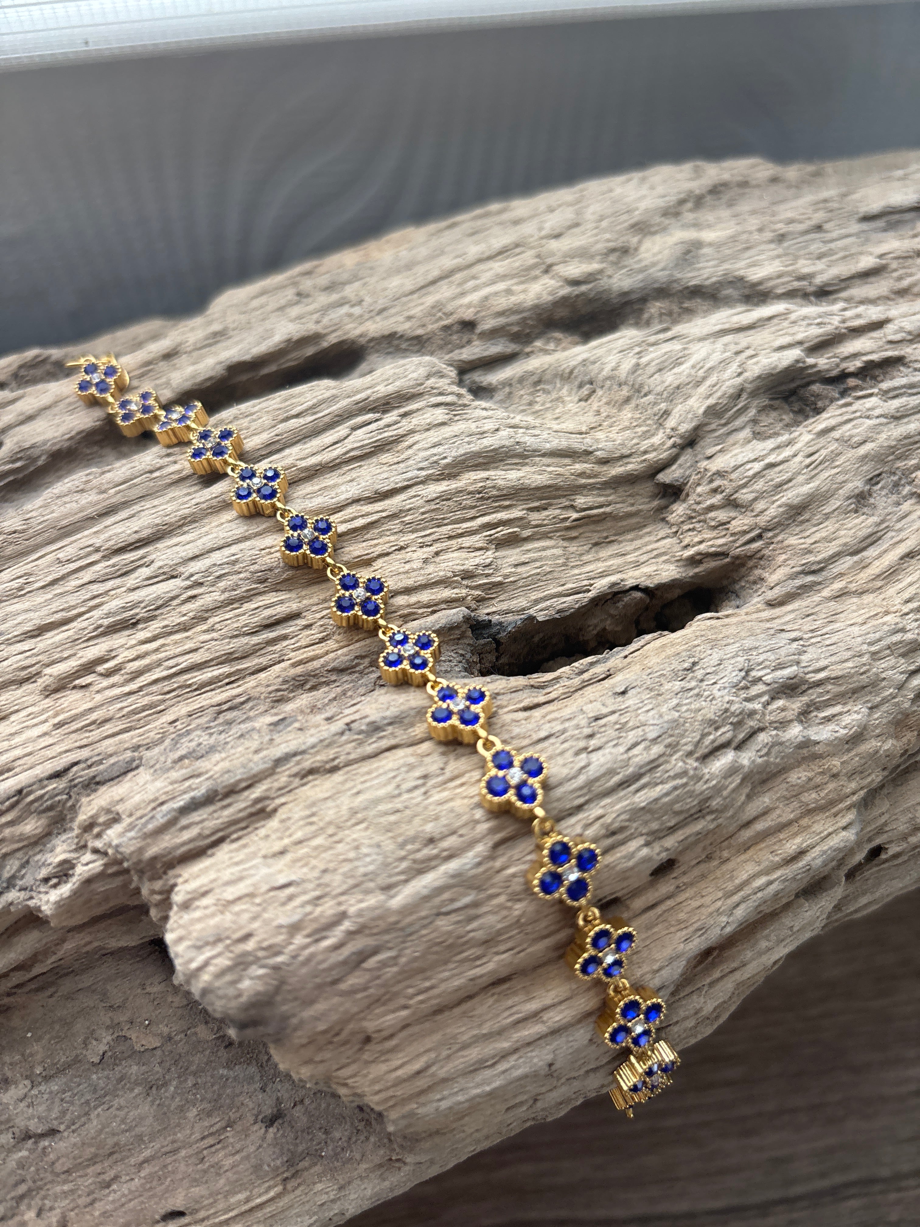 Bracelet Duchesse en acier inoxydable doré avec strass – bijou royal femme chic
