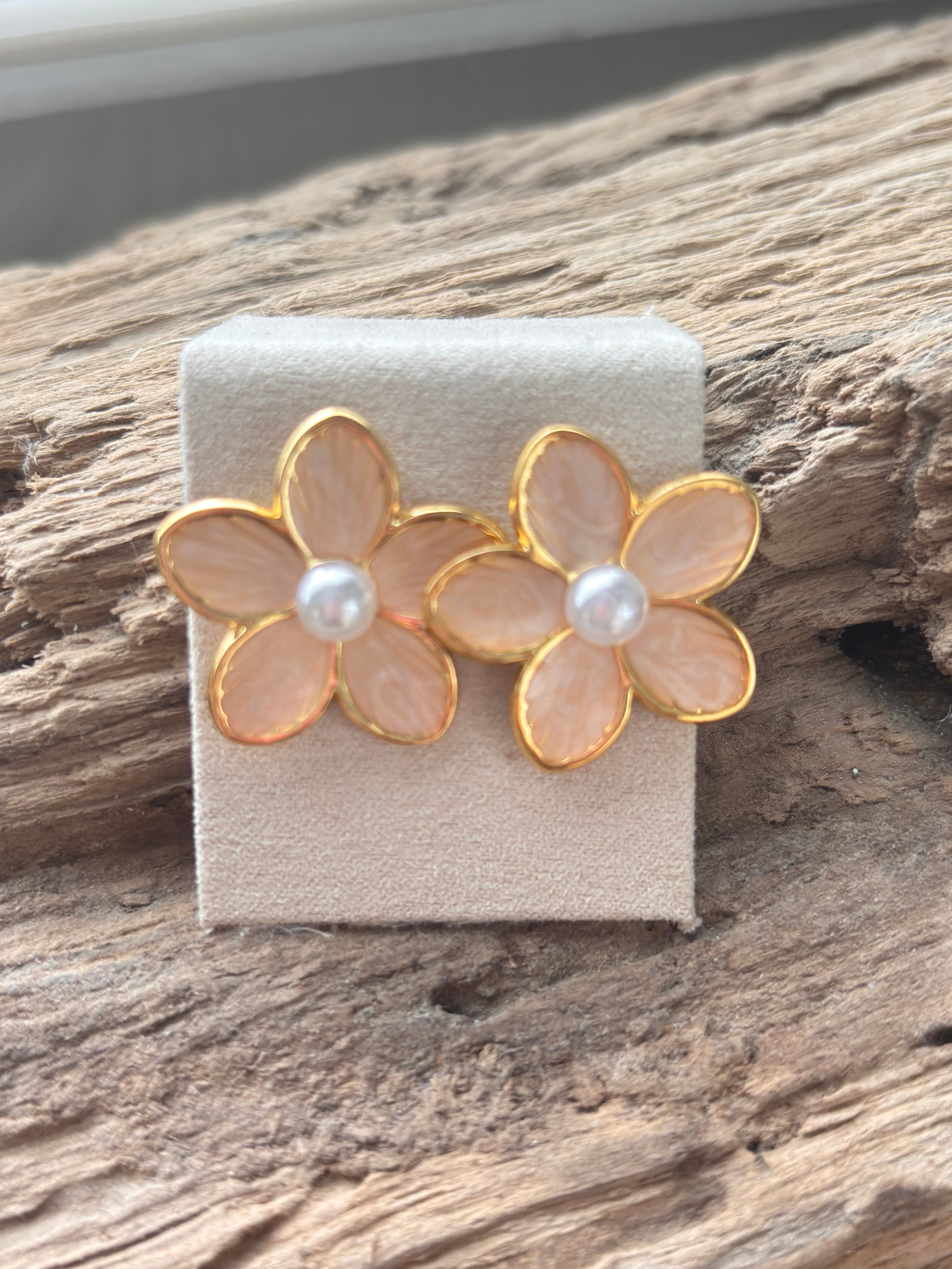 Boucle d’oreille fleur émail coloré.