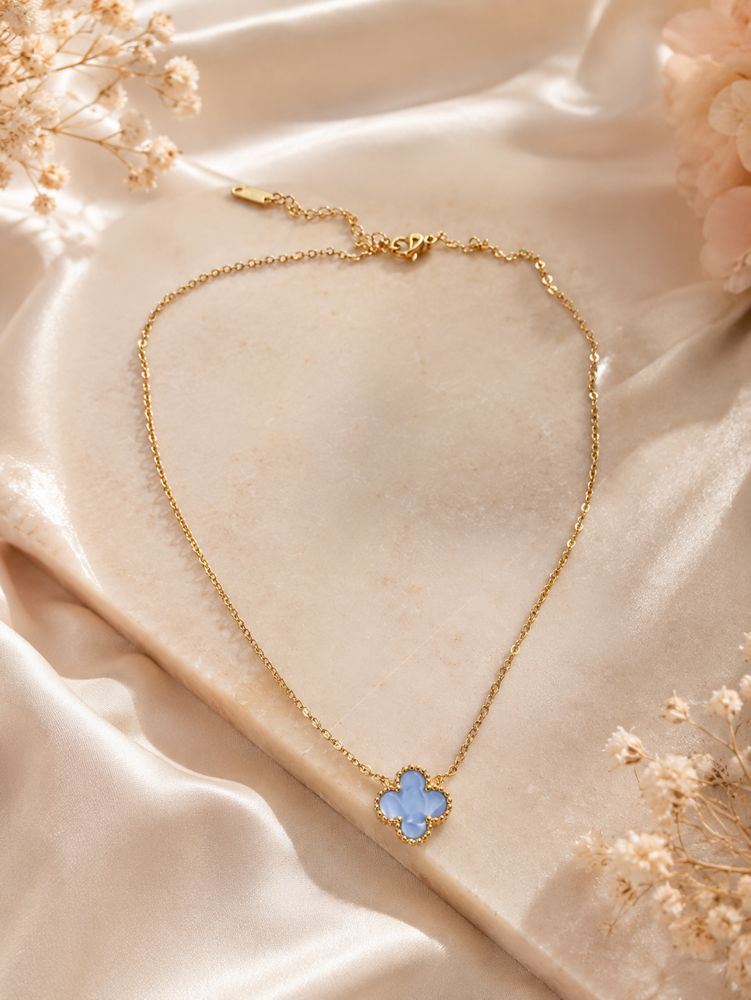 Collier trèfle bleu