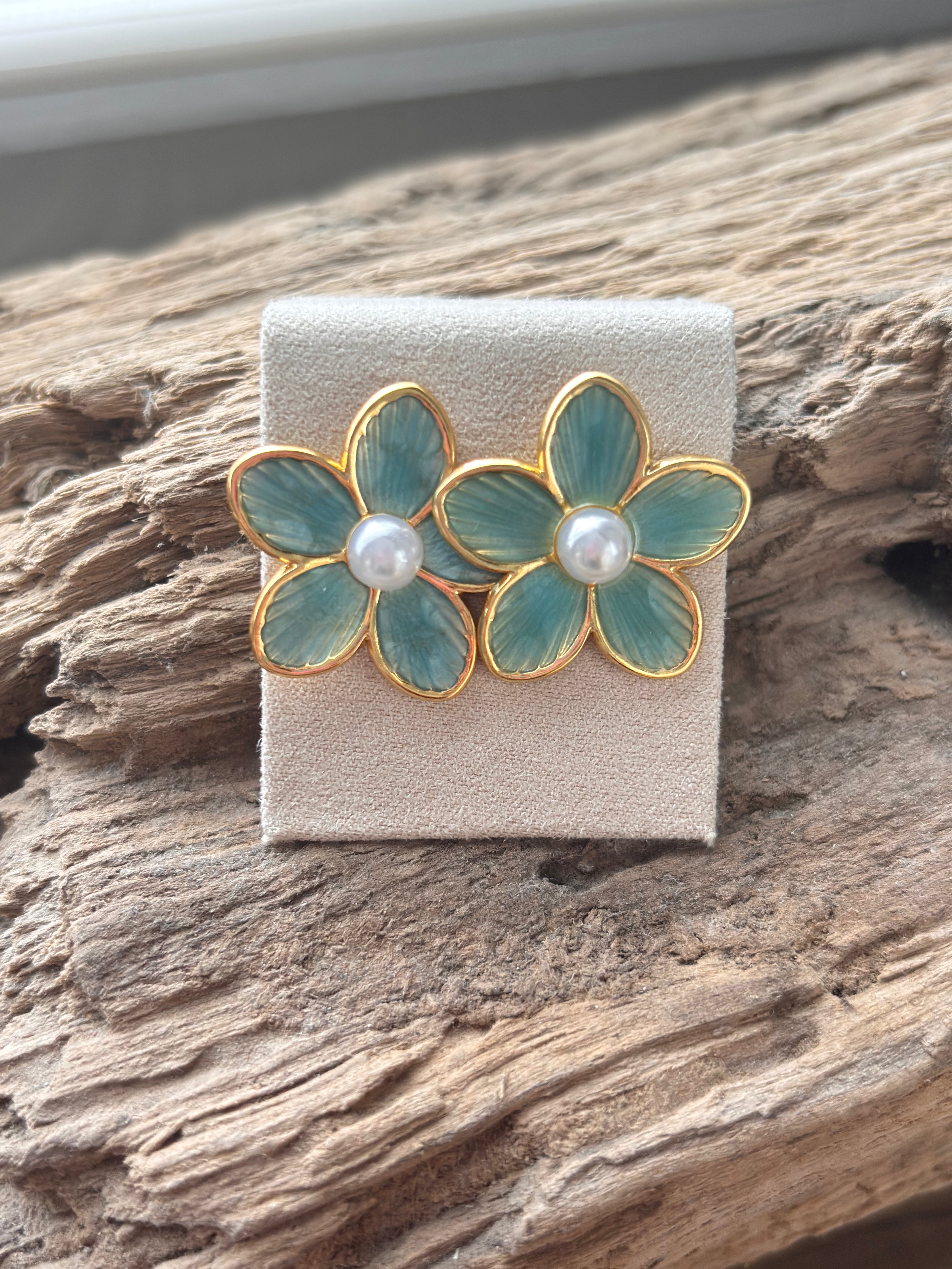 Boucle d’oreille fleur émail coloré .