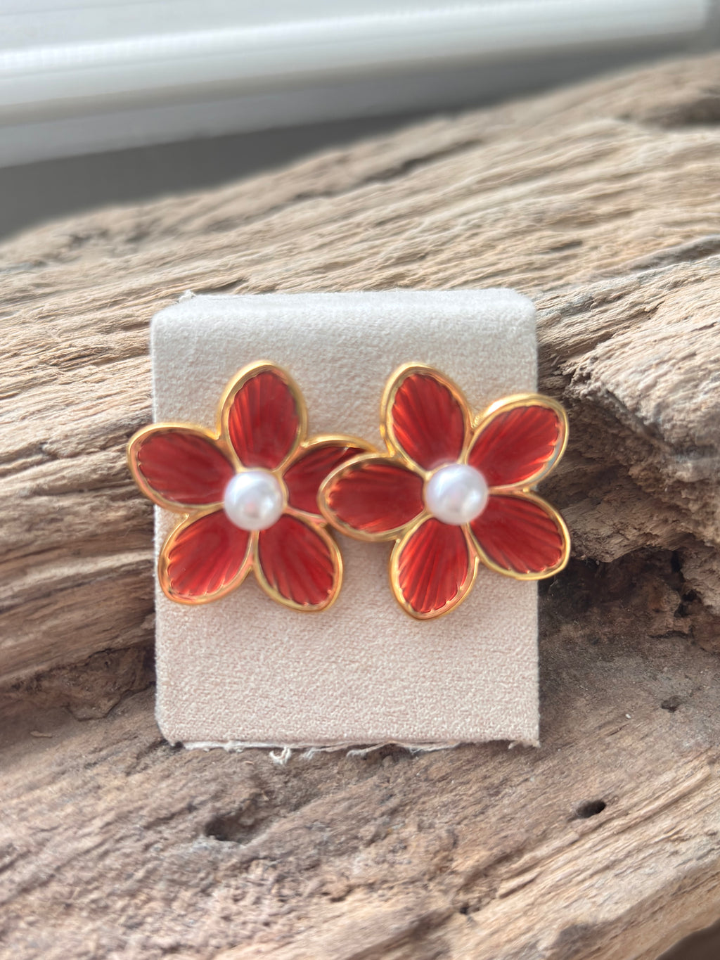 Boucle d’oreille fleur émail coloré.