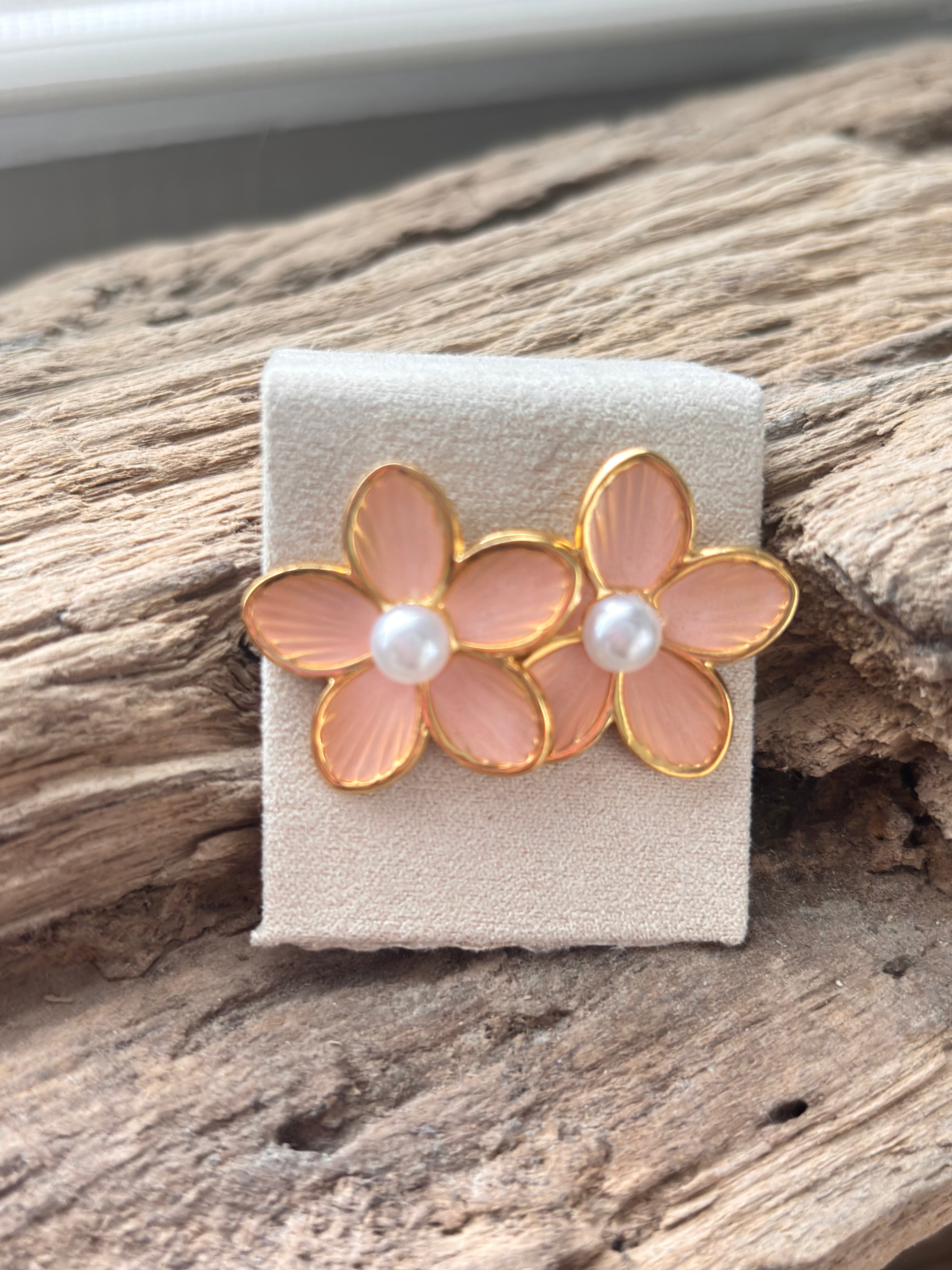 Boucle d’oreille émail coloré fleur.