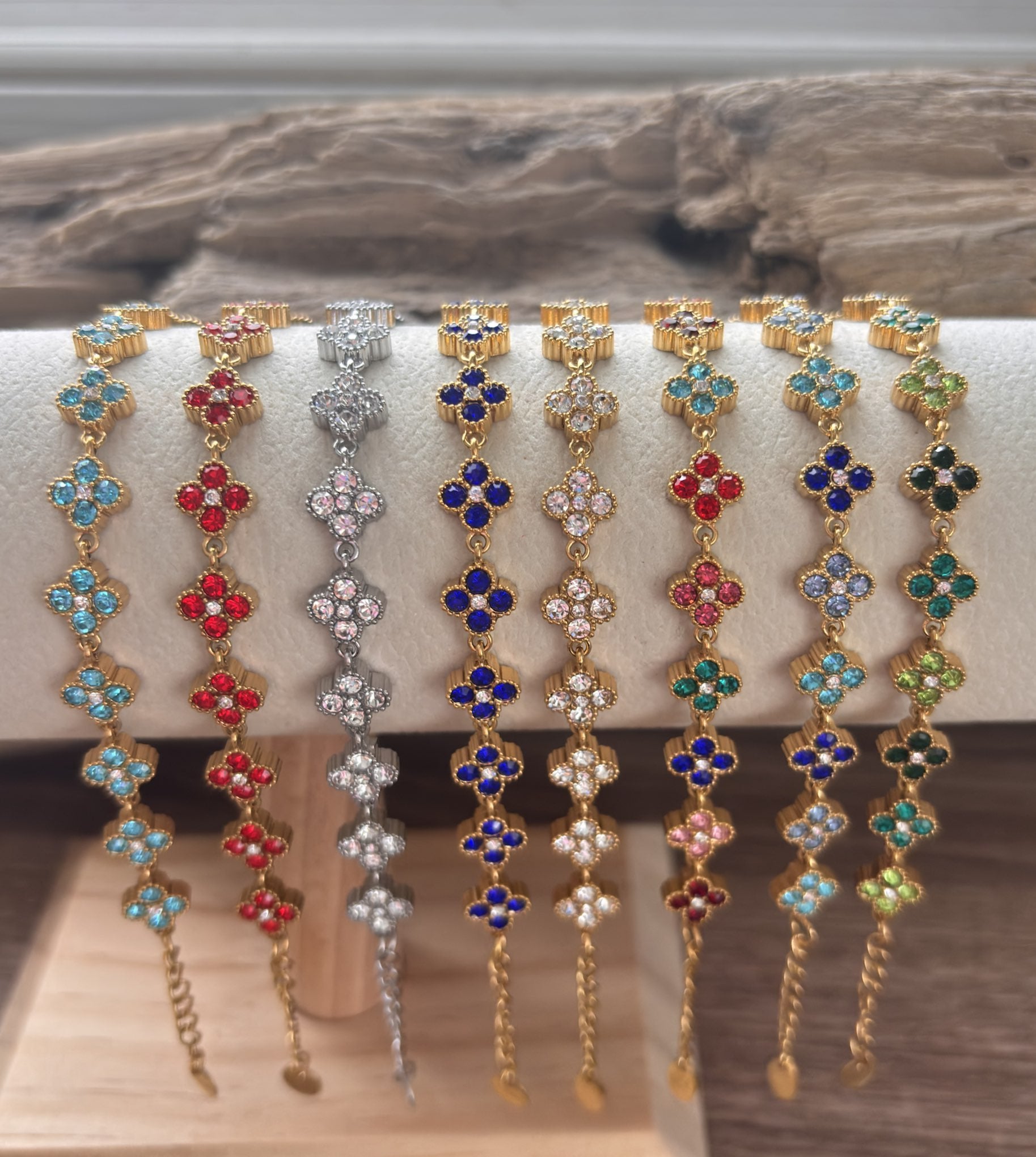 Bracelet Duchesse en acier inoxydable doré avec strass – bijou royal femme chic